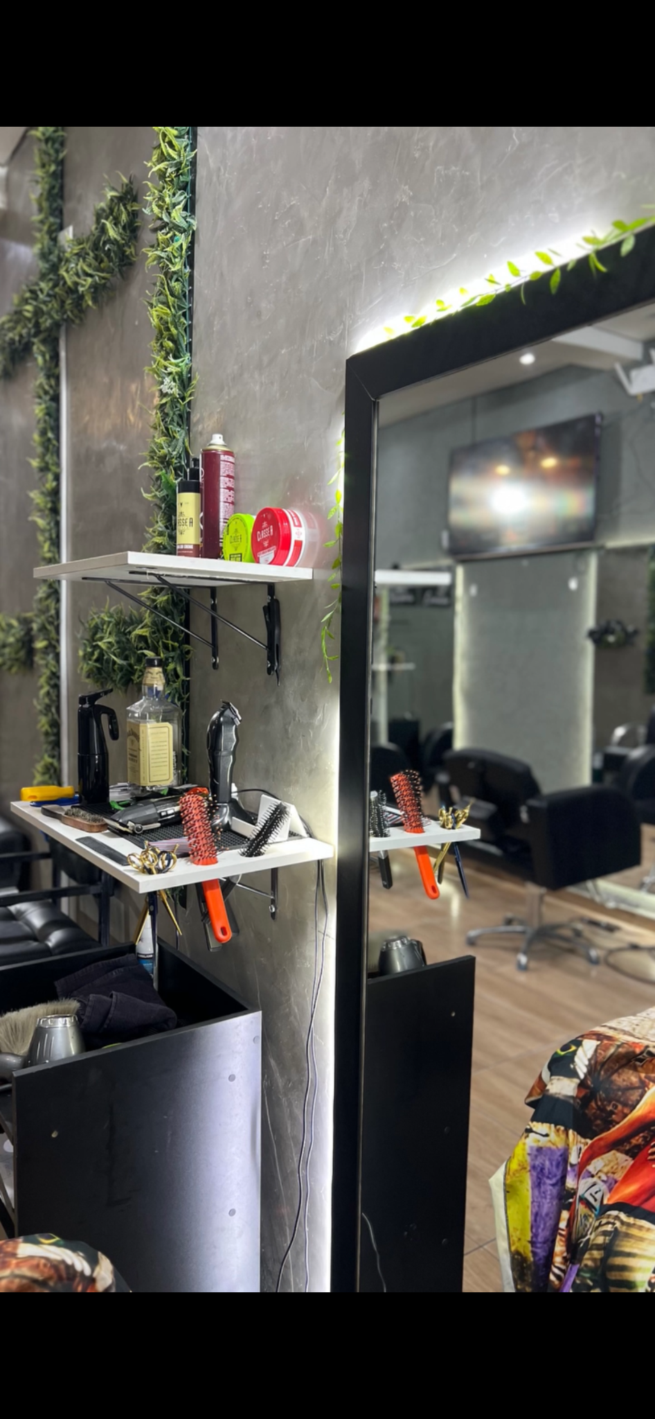 Espelho, prateleiras e estação de trabalho atualizada da Barbearia RW