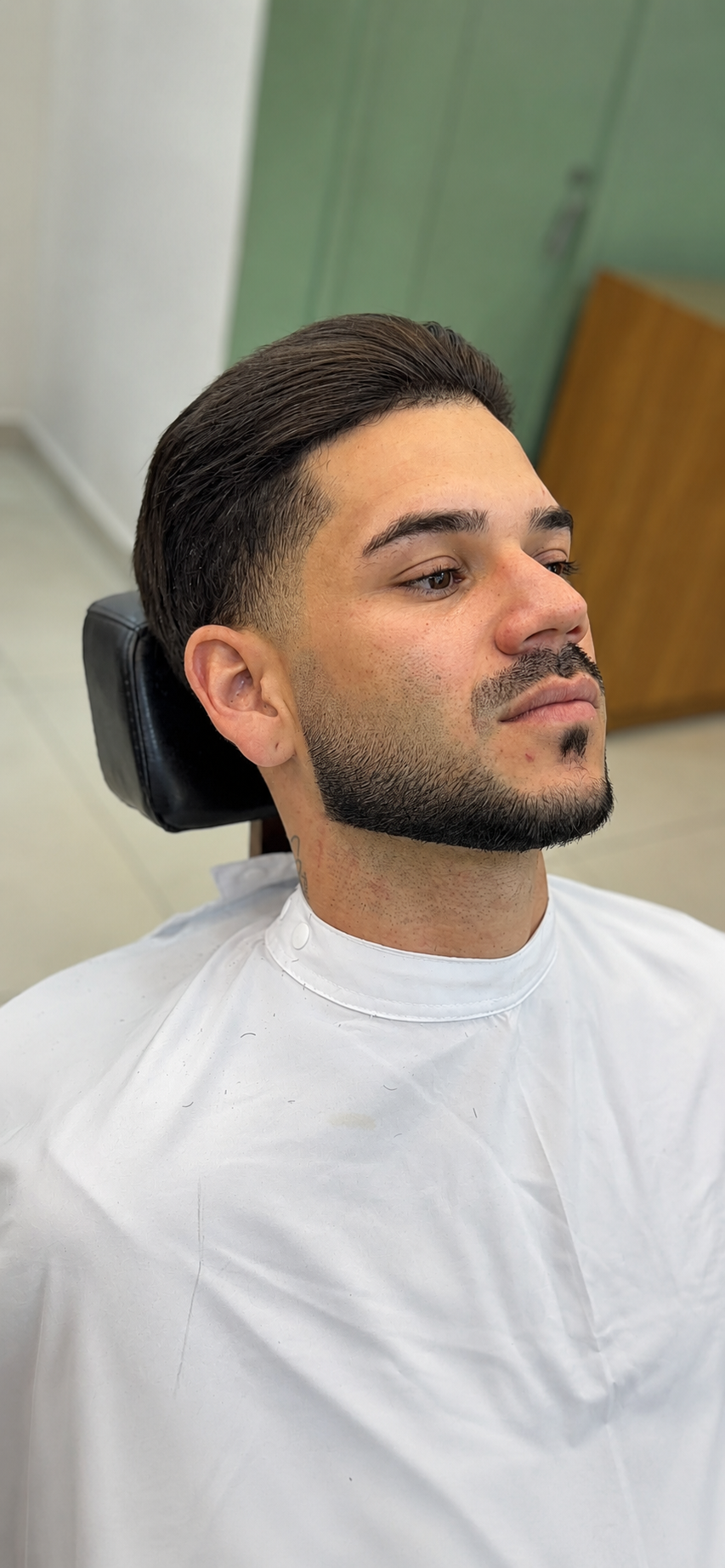 Corte masculino com barba italiana desenhada