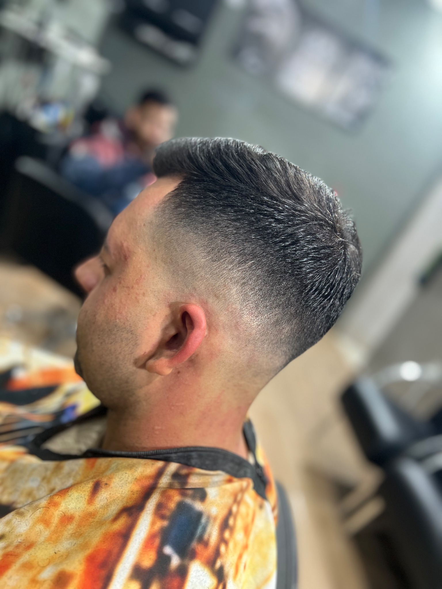 Corte masculino básico com degradê baixo